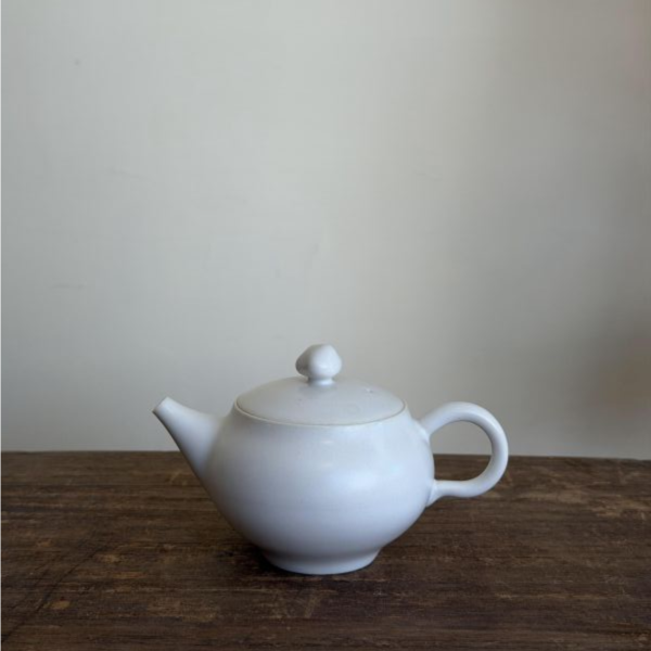 白瓷圓把壺｜約200ml｜台灣陶藝家作品 白瓷茶壺、圓把壺、白瓷手作茶壺、台灣陶藝、茶器選物、白瓷茶器、一番茶棧、台灣茶器