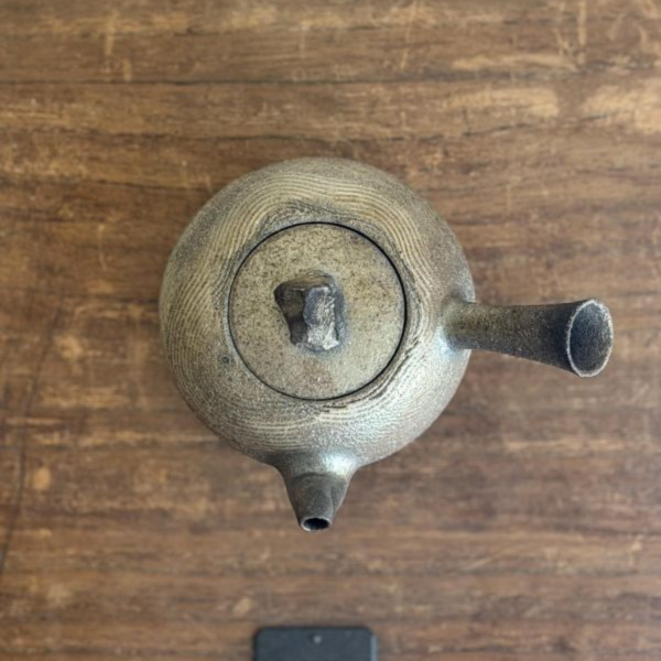 柴燒側把三彎壺｜岩石鈕工藝 300ml｜台灣陶藝家作品 柴燒側把壺、三彎嘴茶壺、岩石鈕、台灣陶藝、柴燒陶器、側把茶壺、一番茶棧
