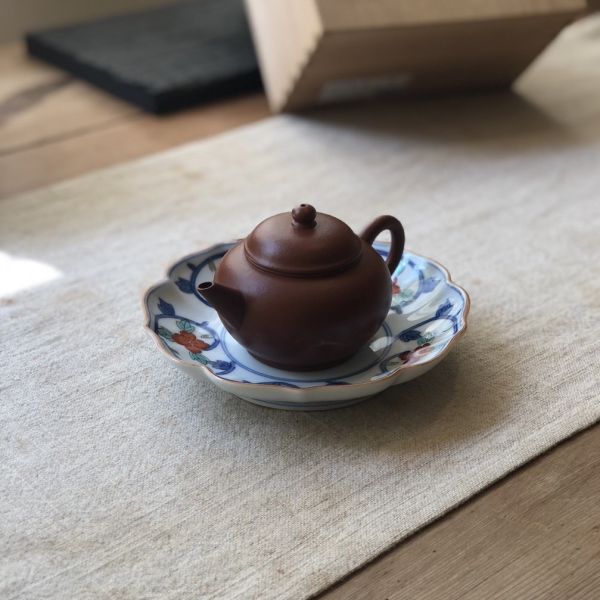 鍋島燒 色繪菊形皿 鍋島燒, 有田燒, 日本瓷器, 上繪金彩, 菊形皿, 茶席菓皿, 白磁, 日本餐具, 收藏瓷器, 一番茶棧