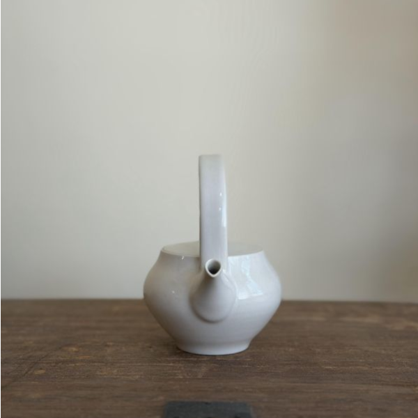 白瓷提樑壺｜約180ml｜台灣陶藝家作品 白瓷提樑壺、白瓷茶壺、提樑壺、台灣陶藝、手作茶壺、白瓷茶器、茶器選物、一番茶棧