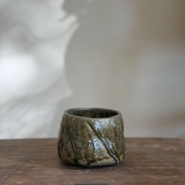 灰釉茶碗｜台灣陶藝家手作 灰釉茶碗、還原燒、火山岩紋理、台灣陶藝、流釉茶碗、個人收藏、一番茶棧
