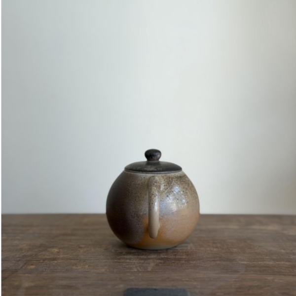 柴燒瓷茶壺｜炭燒漸層200ml ｜茶棧選器 柴燒茶壺,柴燒陶壺,台灣陶藝茶壺,圓把壺,手工茶壺,200ml茶壺,烏龍茶壺,鐵觀音茶壺,茶器收藏,一番茶棧