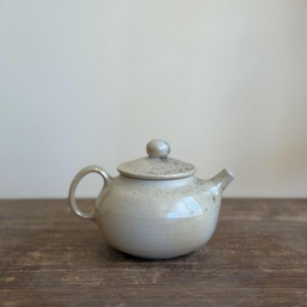 柴燒瓷茶壺｜奶油白瓷180ml ｜茶棧選器 台灣茶壺,
柴燒茶壺,
柴燒瓷,
手作茶壺,
台灣陶藝,
茶器,
茶壺,
180ml茶壺,
泡茶壺,
一番茶棧