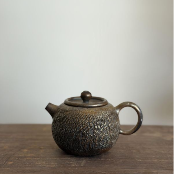 柴燒金銀彩｜黑土爆裂紋圓壺 約220ml｜茶棧選器 黑土茶壺、爆裂紋陶壺、養壺、古銅金質感、台灣陶藝、重焙火烏龍、紅茶茶器、一番茶棧
