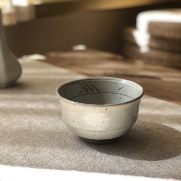 灰釉線刻紋茶碗 灰釉, 線刻紋, 自然釉, 日本茶碗, 手作茶碗, 侘寂, 茶道具, 茶碗收藏, 一番茶棧