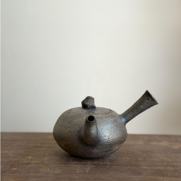 柴燒側把三彎壺｜岩石鈕工藝 300ml｜台灣陶藝家作品 柴燒側把壺、三彎嘴茶壺、岩石鈕、台灣陶藝、柴燒陶器、側把茶壺、一番茶棧