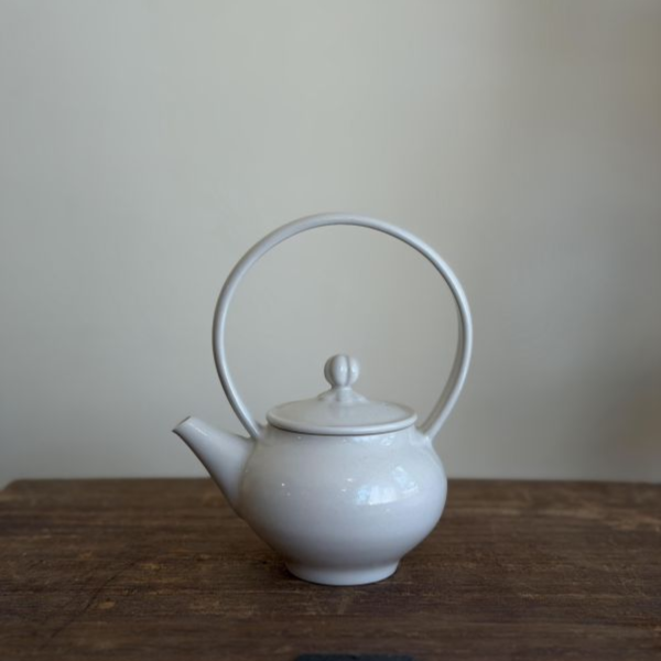 白瓷高提樑壺｜約180ml｜台灣陶藝家作品 白瓷提樑壺、白瓷茶壺、提樑壺、台灣陶藝、手作茶壺、白瓷茶器、茶器選物、一番茶棧