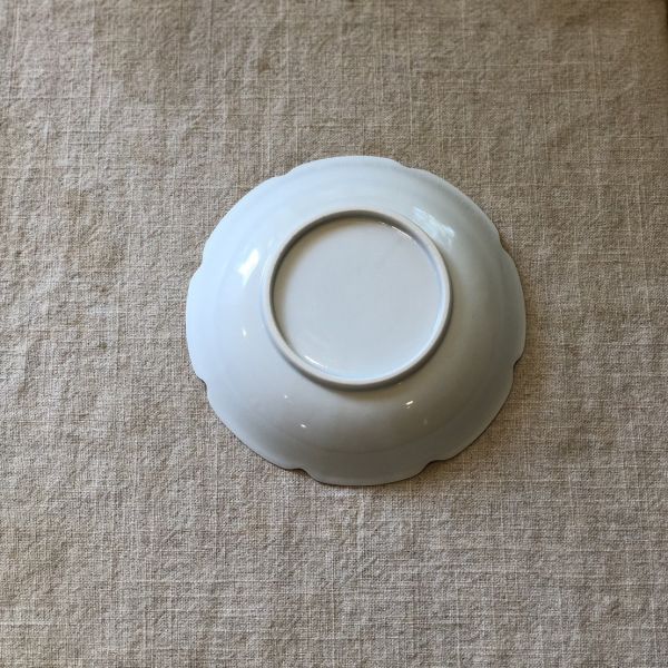 幸兵衛窯 白磁陽刻花文皿 幸兵衛窯, 美濃燒, 白磁, 陽刻, 日本磁器, 浮雕瓷皿, 菊形皿, 茶席菓皿, 和菓子皿, 一番茶棧