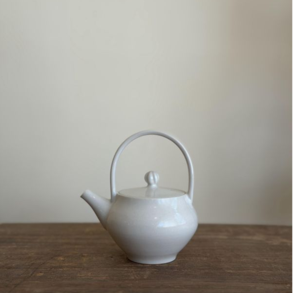 白瓷提樑壺｜約180ml｜台灣陶藝家作品 白瓷提樑壺、白瓷茶壺、提樑壺、台灣陶藝、手作茶壺、白瓷茶器、茶器選物、一番茶棧