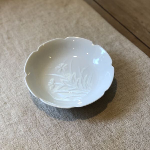 幸兵衛窯 白磁陽刻花文皿 幸兵衛窯, 美濃燒, 白磁, 陽刻, 日本磁器, 浮雕瓷皿, 菊形皿, 茶席菓皿, 和菓子皿, 一番茶棧