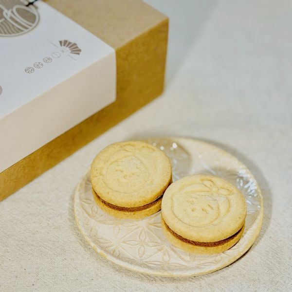 晨香茶媽Q餅 (鹽之花香檸餅皮 × 焙茶內餡) 夾心餅乾,牛軋餅,淡水,牛軋糖,法式牛軋糖,伴手禮,過年送禮,台灣特色名產,軟糖,巧克力餅乾,茶餅乾,茶菓子,手工餅乾