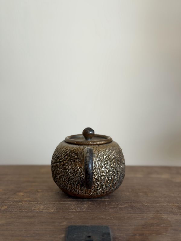 柴燒金銀彩｜黑土爆裂紋圓壺 約220ml｜茶棧選器 黑土茶壺、爆裂紋陶壺、養壺、古銅金質感、台灣陶藝、重焙火烏龍、紅茶茶器、一番茶棧
