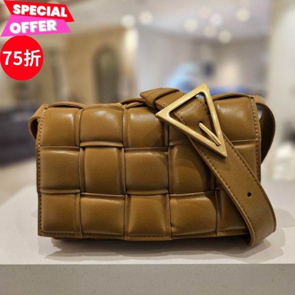 Bottega Veneta  717506 小款 Padded Cassette 編織小羊皮包    駝色﻿ Bottega Veneta Padded Cassette包,小款編織包,小羊皮肩背包,寬帶編織包,時尚奢華包