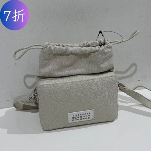 Maison Margiela 5AC 粒面小牛皮小款相機包    灰白色 Maison Margiela 5AC 粒面小牛皮小款相機包    灰白色