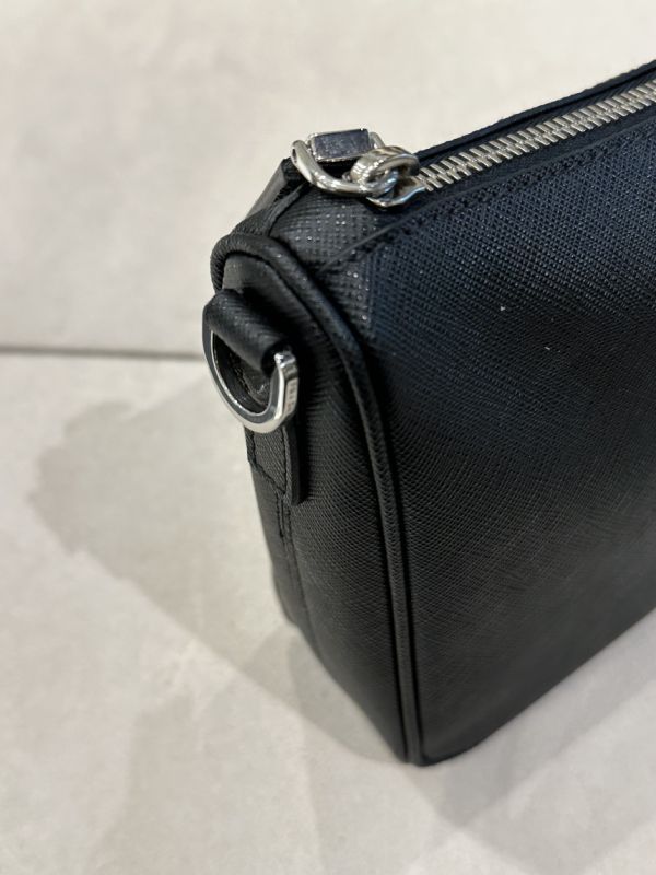 Prada 2VH113 Saffiano 皮革斜背包   黑色 Prada 2VH113 Saffiano 皮革斜背包



黑色