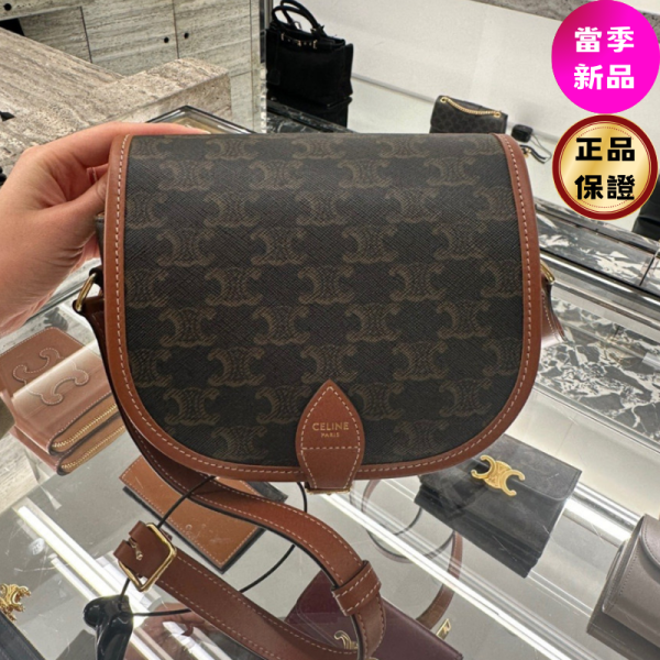 Celine 191502 中款老花凱旋門 Folco 馬鞍包 Celine Folco 馬鞍包、Triomphe 帆布包、中款馬鞍包
、Celine 義大利製包包、小牛皮帆布包、可調肩帶馬鞍包
、Celine 馬鞍包推薦、奢華塗層帆布包、時尚多功能馬鞍包