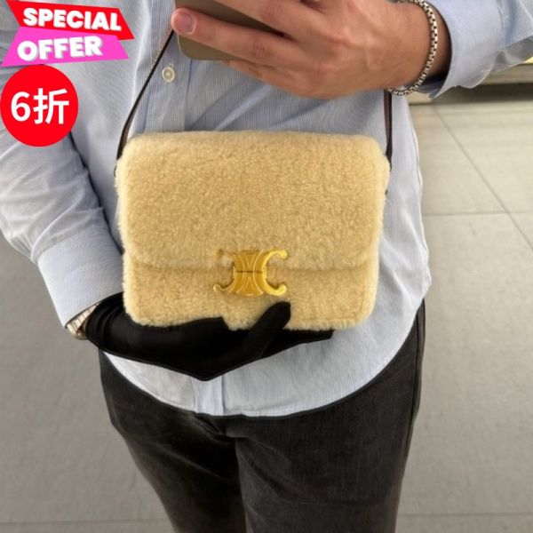 Celine 115473 Teen triomphe 剪羊毛牛皮凱旋門包  米棕色 Celine、Teen triomphe、115473GFW.02NT、剪羊毛包、凱旋門包、肩背包、精品包款、精品包推薦、小型包款推薦、實用包款推薦、精品包評價、精品包價格、平行輸入、精品平行輸入、100%真品、專櫃真品保證、精品折扣、優惠精品價格、限時優惠、快速配送、台灣精品代購、精品包包哪裡買、精品包專櫃價格