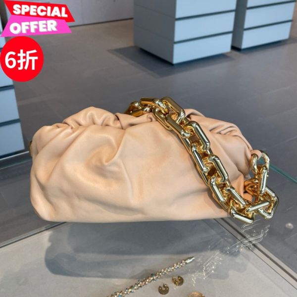 Bottega Veneta 620230 BV Chain 玫瑰金鍊雲朵包  杏桃色 Bottega Veneta, BV Chain Pouch, 雲朵包, Bottega Veneta 玫瑰金鍊包, Bottega Veneta 杏桃色包, 精品鏈條包, Bottega Veneta 皮革包, 精品包推薦, 精品包價格, Bottega Veneta 包款評價, 雲朵包價格, 平行輸入, 精品平行輸入, 100% 真品, 專櫃真品保證, 精品折扣, 優惠精品價格, 限時優惠, 