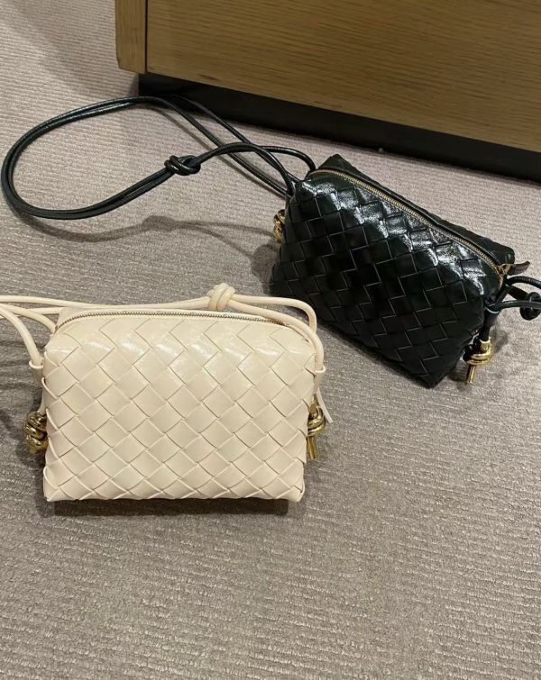 Bottega Veneta 680254 小款編織皮革 Loop 包    杏仁色配金色五金 Bottega Veneta Loop 包