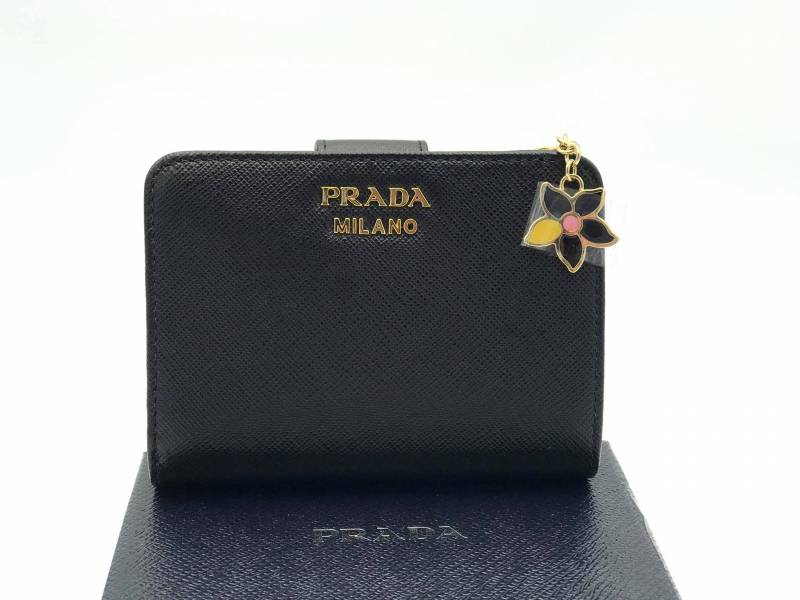 Prada 1ML018 Saffiano 倒三角標 Logo 小花拉鍊二折短夾  黑色 