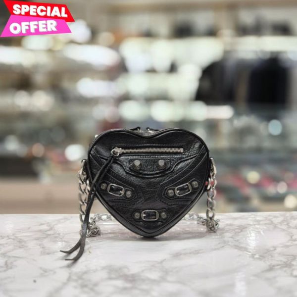 Balenciaga 722781 Le Cagole 心形小羊皮迷你包    黑色 Balenciaga 722781 Le Cagole 心形小羊皮迷你包



黑色