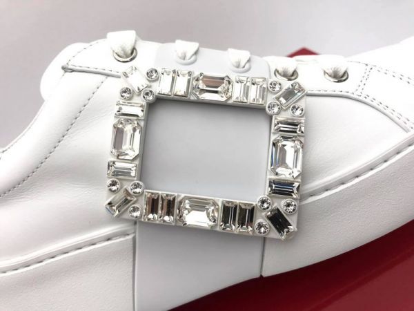 Roger Vivier Viv Skate Strass 水晶方釦軟皮運動鞋    IT 35/35.5/36/36.5/37/37.5/38/38.5/39 Roger Vivier Viv Skate Strass 運動鞋, 水晶搭扣運動鞋, 軟皮革運動鞋, 高端運動鞋, Roger Vivier 奢華運動鞋, 義大利製運動鞋, 台灣VOGUE運動鞋推薦
SEO產品說明：