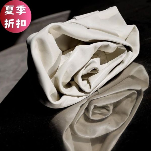 Burberry 壓縮小羊皮玫瑰手拿包  象牙白 Burberry 手提袋, 小羊皮包, 象牙白時尚, 玫瑰設計, 義大利手工