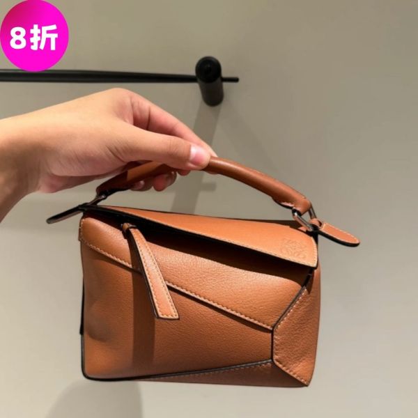 Loewe 經典小牛皮迷你 Puzzle包   焦糖色 Loewe、Puzzle、Loewe包包價格、Loewe包專櫃、Loewe包款評價、Loewe包包尺寸、Loewe專櫃位置、Loewe真品鑑定、小牛皮包、幾何包、輕量包、精品包款、精品包推薦、小型包款推薦、實用包款推薦、精品包評價、精品包價格、平行輸入、精品平行輸入、100%真品、專櫃真品保證、精品折扣、優惠精品價格、限時優惠、快速配送、台灣精品代購、精品包包哪裡買、精品包專櫃價格
