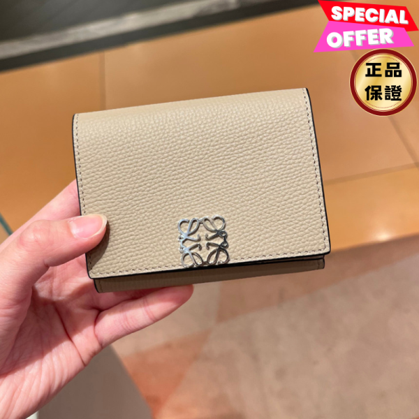 Loewe Anagram Trifold 卵石紋小牛皮三折錢包 沙色 Anagram, Trifold Wallet, 卵石紋小牛皮, 沙色, 6卡槽, 西班牙製造, 時尚單品