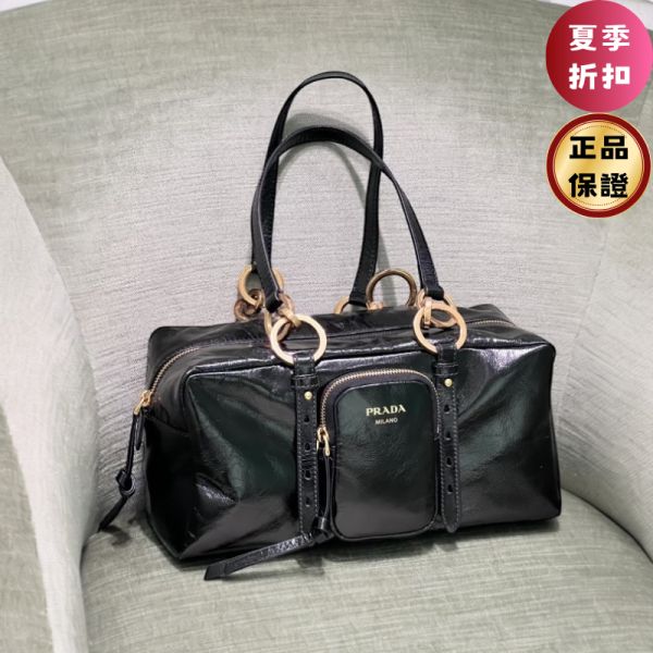 Prada 1BB138  中款皮革 Dangle 盒子波士頓包    黑色 Prada, Prada Dangle, Prada 1BB138_2CYR_F0002_V_OOO, Prada 手提包, Prada 皮革包, Prada 復古包, Prada 黑色包, Prada 小牛皮包, iPad Mini 可放包款, Prada 精品包, Prada 包包價格, Prada Dangle 評價, 精品包款推薦, 精品包價格, 平行輸入, 精品平行輸入, 100% 真品