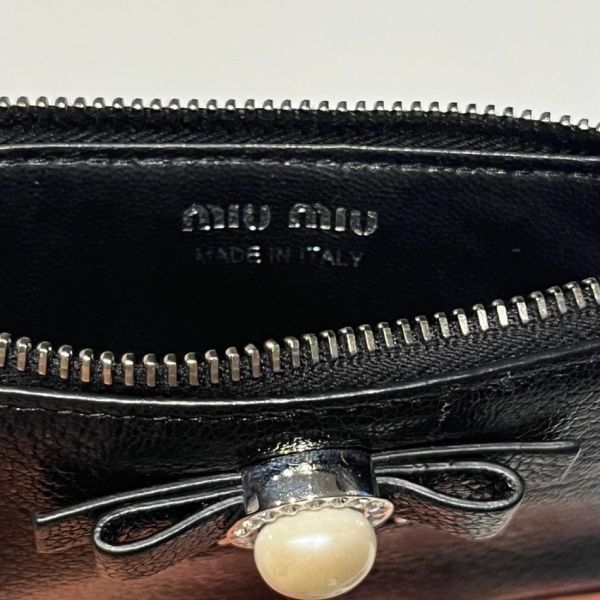 Miu Miu 5MB006 Madras 珍珠蝴蝶結裝飾山羊皮零錢卡包  黑色 Miu Miu 5MB006 Madras 珍珠蝴蝶結裝飾山羊皮零錢卡包

黑色