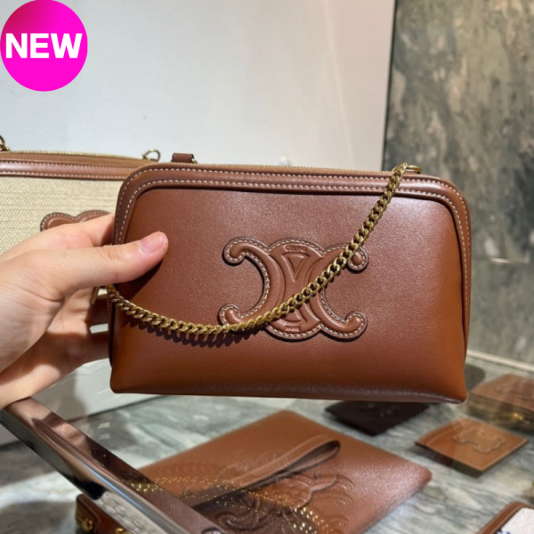 Celine 10E383 Triomphe 凱旋門皮革金鍊相機包  黃褐色 Celine, 小牛皮, Triomphe, 凱旋門相機包, 義大利製造, 2025時尚, Hedi Slimane, 金色鍊條, 高端手袋, 黃褐色設計