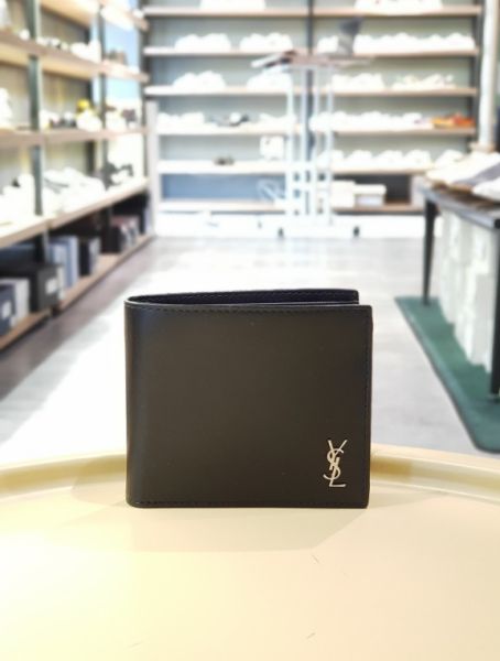 Saint Laurent 男款 6077271 YSL 霧面小牛皮對折短夾    黑色 Saint Laurent 男款 6077271 YSL 霧面小牛皮對折短夾



黑色