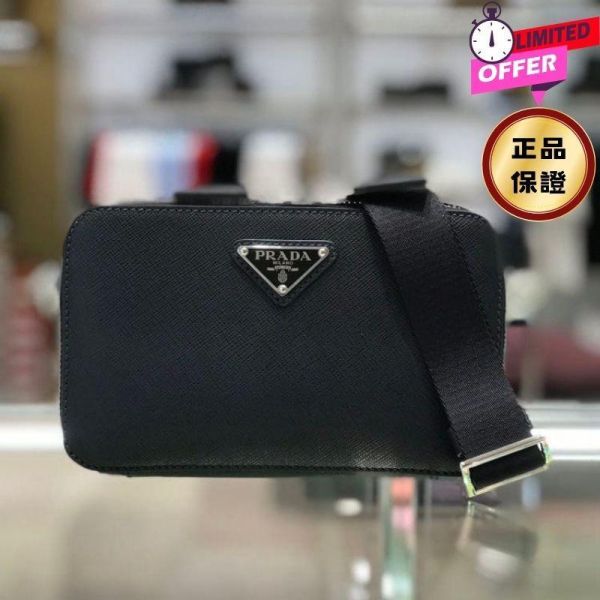 Prada 2VH173 Brique Saffiano 皮革盒子相機包    黑色 Prada, Brique相機包, Saffiano皮革包, 黑色時尚包, 盒子包, 可調肩帶相機包, Prada三角標誌