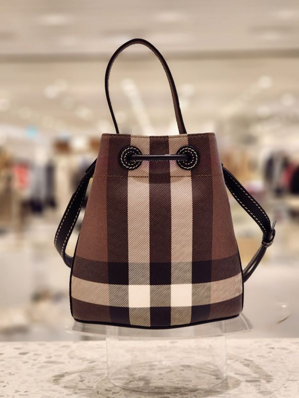 Burberry 80662131 迷你TB 抽繩水桶包  深樺木棕 Burberry 80696631 迷你格紋保齡球包

深樺木棕