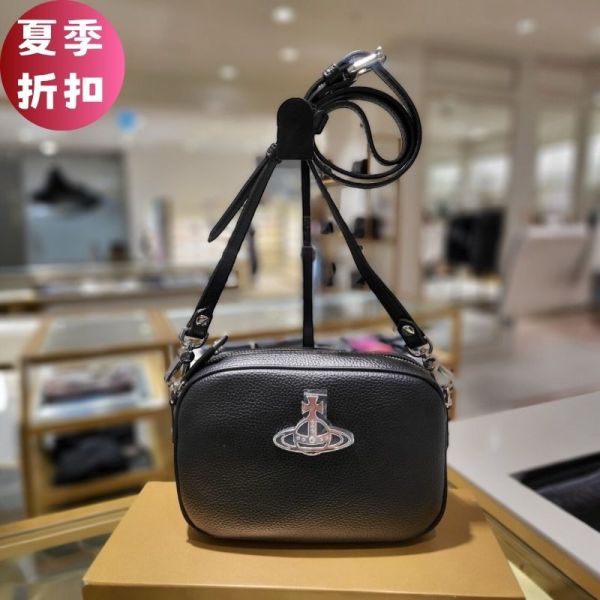 Vivienne Westwood  Anna Camera Bag 相機包  黑色 Vivienne Westwood 相機包,VW Anna 相機包,Vivienne Westwood 肩背小包,黑色壓紋相機包,Orb 標誌精品,義大利製造精品,品牌斜背包推薦,100%真品,限時優惠