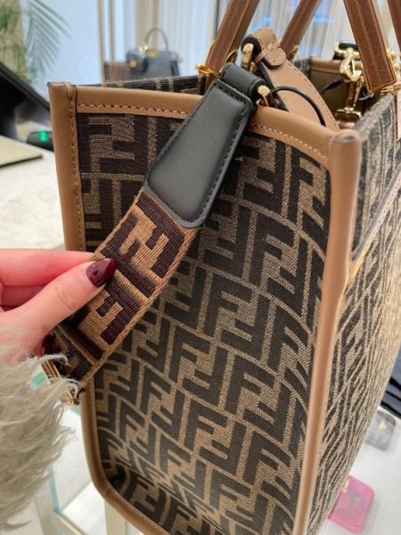 Fendi 8BH386 中款 FF緹花 Sunshine 包    棕色/附肩帶 Fendi 8BH386 中款FF緹花 Sunshine 包    棕色/附肩帶