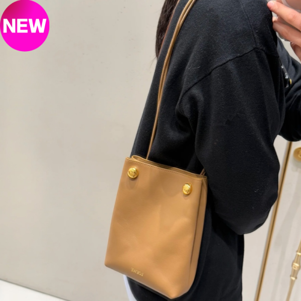 Loewe Pebble 平滑小牛皮包  橡木色 Loewe、Pebble、Loewe包包價格、Loewe包專櫃、Loewe包款評價、Loewe包包尺寸、Loewe專櫃位置、Loewe真品鑑定、小牛皮包、摺疊包、肩背包、精品包款、精品包推薦、小型包款推薦、實用包款推薦、精品包評價、精品包價格、平行輸入、精品平行輸入、100%真品、專櫃真品保證、精品折扣、優惠精品價格、限時優惠、快速配送、台灣精品代購、精品包包哪裡買、精品包專櫃價格
