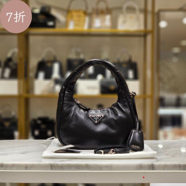 Prada Soft 1BA384 軟墊納帕軟皮迷你可頌包  黑色付長肩帶 Prada Soft迷你手袋、納帕軟皮手袋、柔軟奢華手袋
Prada迷你手袋、可調校肩帶手袋、搪瓷金屬三角標誌手袋
Prada Soft納帕手袋、迷你奢華手袋、Prada 1BA384迷你手袋