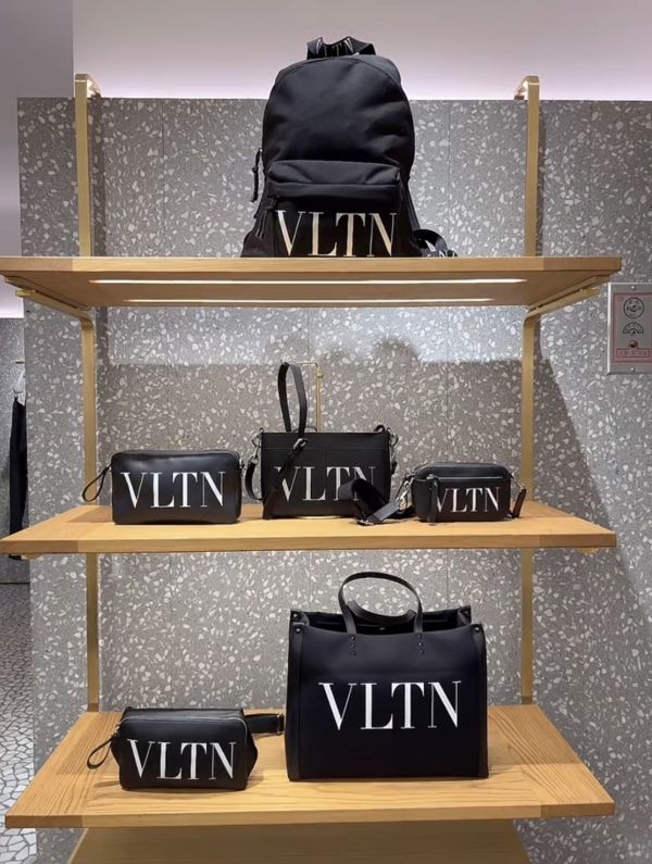 Valentino 男款VLTN 尼龍背包  黑色 