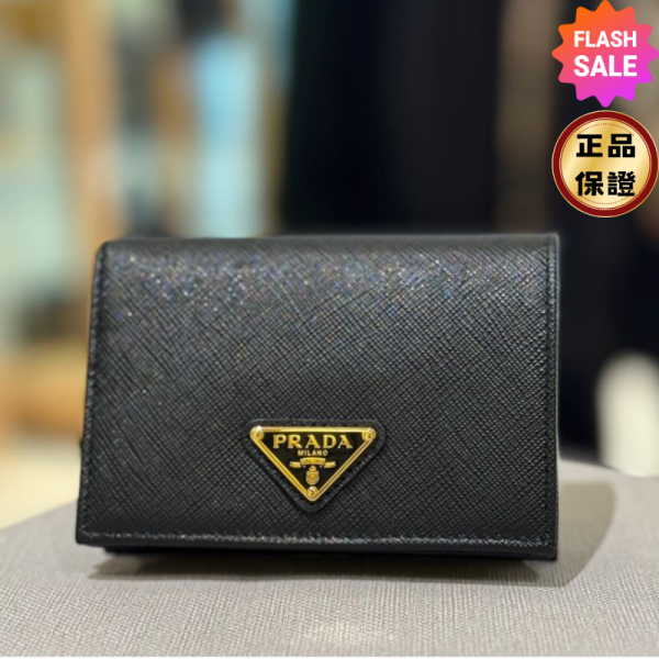 Prada  1MV021 Saffiano 倒三角標翻蓋短夾/錢包     黑色 Prada,Saffiano短夾,黑色錢包,搪瓷金屬標誌,拉鍊零錢隔層,義大利製造,精品平行輸入,100%真品,專櫃真品保證,台灣精品代購