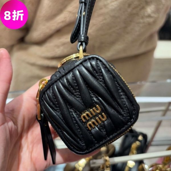 Miu Miu 5TL527 Matelasse 納帕皮革鎖匙扣吊飾  黑色 Miu Miu, Matelassé 吊飾, Miu Miu 鑰匙圈, 奢華皮革吊飾, 義大利製造, 精品配件, 精品平行輸入, 100% 真品, 精品折扣, 優惠精品價格, 限時優惠, 快速配送, 台灣精品代購