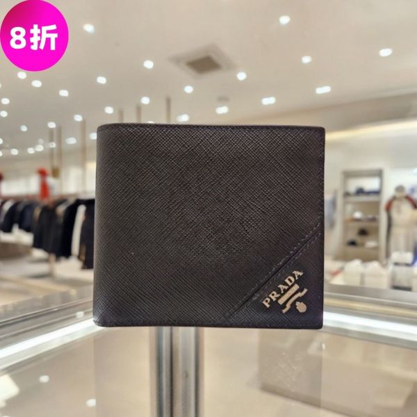 Prada 2MO513 男款經典 Logo 鑲嵌 Saffiano 對折短夾    黑色 Prada男款短夾,Saffiano皮革錢包,Prada經典黑色短夾,義大利製造男士短夾,精品男士短夾