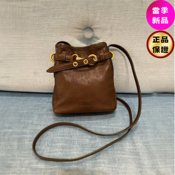 Miu Miu 5NR461 小款納帕軟皮Aventure水桶包  石楠木色 沉浸復古優雅,Miu Miu Nappa手拿包以羔羊皮,展現輕巧時尚風采