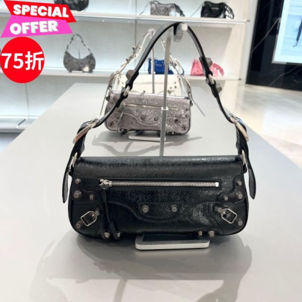 Balenciaga 771640 小牛皮 Le Cagole Sling S 包 黑色 Balenciaga、Le Cagole、771640、Balenciaga 771640、小牛皮包、黑色包包、斜背包、單肩包、機車包風格、義大利製奢侈品包包、鉚釘裝飾包、Le Cagole Sling、精品包推薦、精品包評價、精品包價格、平行輸入、100%真品、專櫃真品保證、限時優惠、精品包包哪裡買