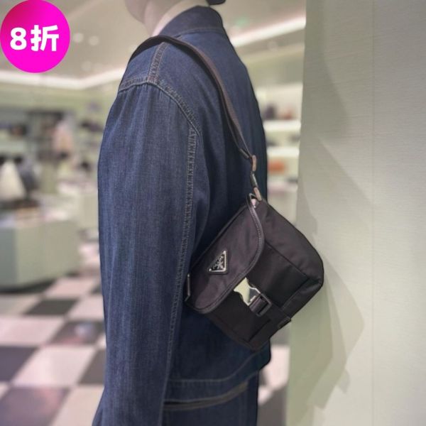Prada 2VD070 Re-Nylon 及 Saffiano 皮革肩背包    黑色 Prada、Re-Nylon、2VD070、Prada 2VD070、Saffiano、肩背袋、黑色包包、三角標誌、永續時尚、運動風格、再生尼龍包、環保精品、精品包推薦、精品包評價、精品包價格、平行輸入、100%真品、專櫃真品保證、限時優惠、精品包包哪裡買