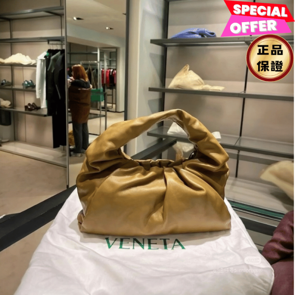 Bottega Veneta 610524 柔軟小牛皮Jodie 牛角包  駝色﻿ Bottega Veneta肩背包, 小牛皮大容量包, Bottega真品包推薦, Jodie包, 義大利精品肩背包, 通勤皮革包, 精品大包推薦, 精品平行輸入, 100%真品保證, 時尚百搭大包