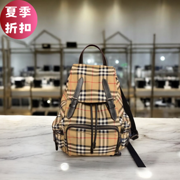 Burberry 80067241 The Rucksack 格紋皮革中型後背包 Burberry、The rucksack、Burberry後背包價格、Burberry格紋專櫃、Burberry包款評價、Burberry後背包尺寸、Burberry專櫃位置、Burberry真品鑑定、格紋包、後背包、軍旅包、精品包款、精品後背包推薦、實用包款推薦、商務後背包推薦、精品後背包評價、後背包價格、平行輸入、精品平行輸入、100%真品、專櫃真品保證、精品折扣、優惠精品價格、限時優惠、快