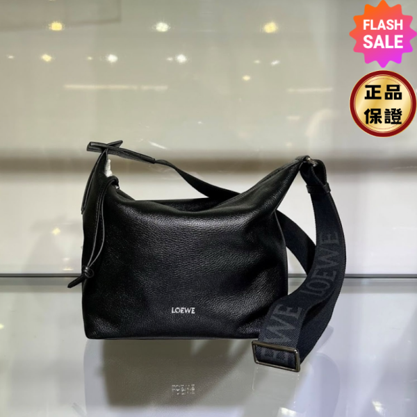 Loewe 小型柔韌粒面小牛皮 Cubi 斜背包 黑色 Loewe Cubi包, 小牛皮斜背包, 緹花背帶包, 名牌大容量包, 柔軟舒適包款, 高端奢華包款, 通勤包推薦。