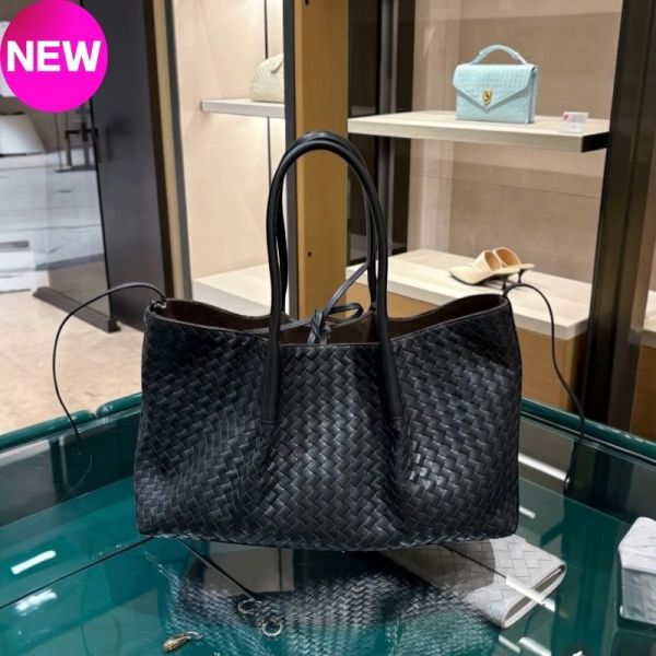 Bottega Veneta 817166中款皮革 Pinacoteca 畫廊雙面托特包    黑色/Fondant 深棕 Bottega Veneta Pinacoteca,雙面托特包,Bottega Veneta中款手提包,編織小牛皮包,黑棕雙色包,BV義大利精品包,上班族通勤包推薦,精品托特包款,100%真品,限時精品優惠